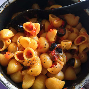 Pipe alla crema di peperoni con olive nere
