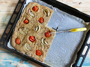 Focaccia del recupero con gambi di cime di rapa