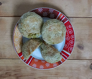 Hamburger del riciclo con gambi di cime di rapa e ripieno di mozzarella