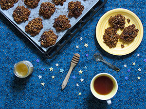 Cookies rustici con fiocchi d'avena e doppio cioccolato tagliato al coltello